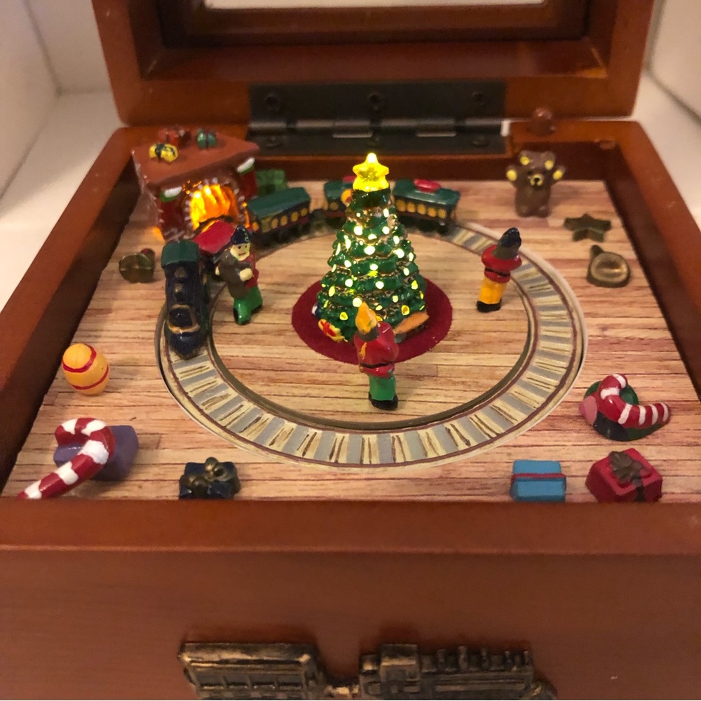 Mr. Christmas Music Box. Animated with Led and train. “Jingle Bells”2006